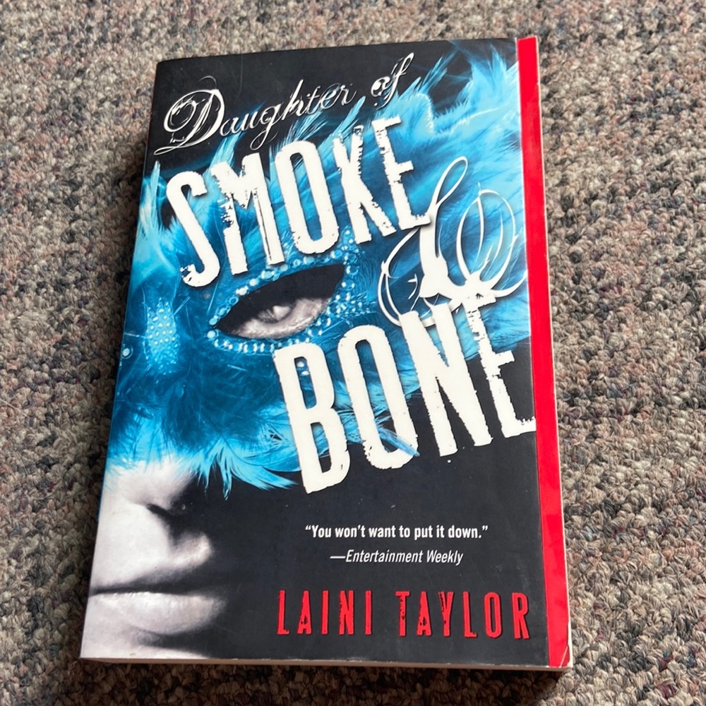 Daughter of Smoke and Bone by Laini Taylor (paperback)